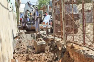 Chính quyền vào cuộc, yêu cầu hoàn trả nguyên trạng hẻm công cộng bị lấn chiếm