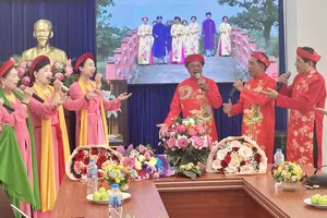 Thành viên CLB Dân ca Ví giặm Lam Hồng biểu diễn tại một chương trình 