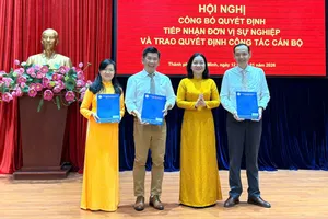 Đồng chí Trương Thị Bích Hạnh trao các quyết định nhân sự Nhà Văn hóa Thanh niên TPHCM