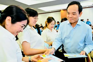 Bí thư Thành ủy TPHCM Trần Lưu Quang trao quà tết cho công nhân lao động