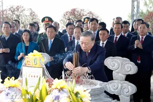 Tổng Bí thư Tô Lâm và Đoàn công tác Trung ương dâng hoa, dâng hương tưởng niệm Tổng Bí thư Trần Phú tại Hà Tĩnh. Ảnh: THỐNG NHẤT/TTXVN)