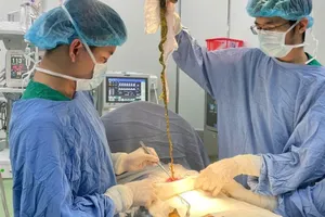 Lấy búi tóc ra khỏi cơ thể cháu bé