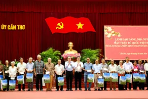 Chủ tịch Quốc hội Trần Thanh Mẫn gặp mặt lãnh đạo, nguyên lãnh đạo TP Cần Thơ