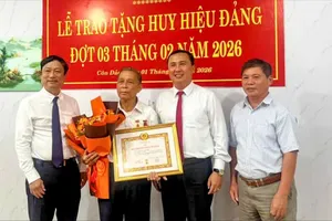 Chủ tịch HĐND TPHCM trao Huy hiệu 60 năm tuổi Đảng đến đồng chí Nguyễn Văn Quyền 