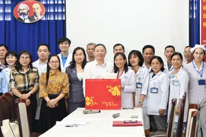 Đồng chí Dương Anh Đức trao quà chúc tết đến tập thể Bệnh viện Đa khoa Khánh Hội