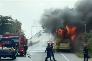 Xe bốc cháy dữ dội. Ảnh cắt từ clip
