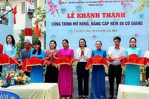 Lãnh đạo phường Cầu Kiệu thực hiện nghi thức cắt băng khánh thành hẻm 88 Cô Giang