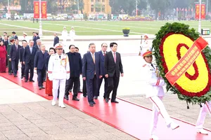 Các đồng chí lãnh đạo, nguyên lãnh đạo Đảng, Nhà nước đến đặt vòng hoa và vào Lăng viếng Chủ tịch Hồ Chí Minh nhân dịp Tết Nguyên đán Bính Ngọ năm 2026, sáng 13-2. Ảnh: QUANG PHÚC