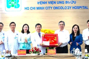 Lãnh đạo TPHCM thăm, chúc tết bệnh viện, tặng quà bệnh nhi