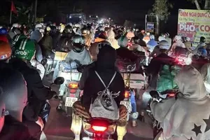 Quốc lộ về miền Tây quá tải, nhiều nơi kẹt xe kéo dài