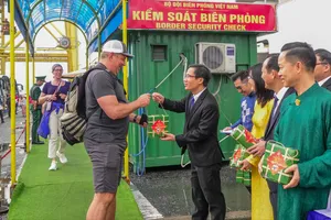 Ngành du lịch Đà Nẵng tặng quà năm mới cho du khách tại Cảng Tiên Sa. Ảnh: XUÂN QUỲNH