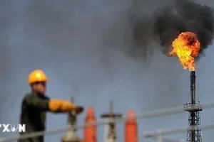 Một nhà máy lọc dầu ngoài khơi Iran. Ảnh: IRNA/TTXVN