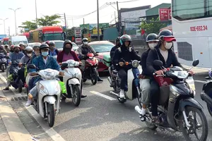 Người dân hối hả trở lại TPHCM