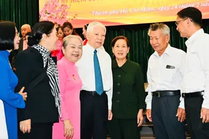 Nguyên Chủ tịch nước Nguyễn Minh Triết cùng các cựu tù tại buổi họp mặt. Ảnh: VIỆT DŨNG