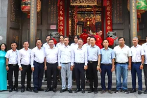 Trưởng Ban Tuyên giáo và Dân vận Thành ủy TPHCM thăm, chúc mừng các hội quán người Hoa 