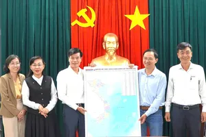 Báo Sài Gòn Giải phóng trao tặng bản đồ đến tỉnh Đồng Nai