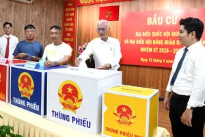 Cử tri TPHCM bỏ phiếu bầu cử sáng 15-3. Ảnh: K.T