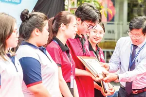 PGS-TS Nguyễn Xuân Hoàn, Hiệu trưởng Trường ĐH Công thương TPHCM trao học bổng cho sinh viên vượt khó học giỏi. Ảnh: THANH HÙNG