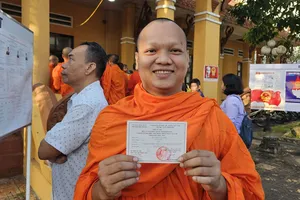 Tăng sinh Danh Tâm (Trường Bổ túc văn hóa Pali Trung cấp Nam Bộ, Sóc Trăng) tại điểm bầu cử. Ảnh: TUẤN QUANG