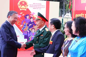 Tổng Bí thư Tô Lâm với cử tri tại Khu vực bỏ phiếu số 02 phường Ba Đình, thành phố Hà Nội. Ảnh: TTXVN