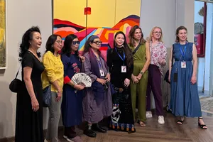 Các họa sĩ Việt- Pháp chụp hình lưu niệm tại triển lãm.