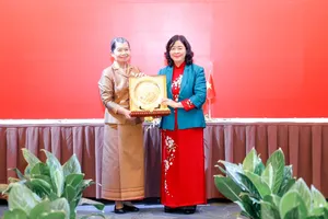 Chủ tịch Ủy ban Trung ương MTTQ Việt Nam Bùi Thị Minh Hoài (phải) và Chủ tịch Hội đồng quốc gia Mặt trận Đoàn kết phát triển Tổ quốc Campuchia Men Sam An trao quà lưu niệm gắn kết quan hệ giữa mặt trận hai nước