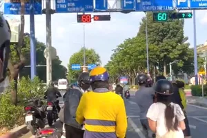 TPHCM: Hai người ẩu đả giữa giao lộ, nhiều xe máy bị xô ngã