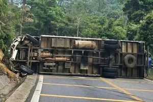 Lâm Đồng: Xe tải lật chắn ngang đường, đèo B40 tê liệt 