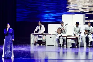 Tiết mục ca cổ “Chí sĩ Phan Châu Trinh” trong chương trình giao lưu và biểu diễn nghệ thuật tưởng niệm 100 năm ngày mất Cụ Phan Châu Trinh (1926 - 2026). Ảnh: THÚY BÌNH