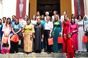 Các nữ Tổng lãnh sự tham quan Bảo tàng Lịch sử và xem múa rối nước