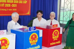 Nguyên Chủ tịch nước Nguyễn Minh Triết bỏ phiếu bầu tại khu vực bỏ phiếu số 26, khu phố Phú Thuận (phường Phú An, TPHCM), ngày 15-3