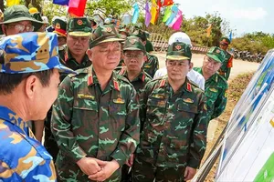 Thượng tướng Nguyễn Quang Ngọc và các thành viên đoàn công tác nghe báo cáo tình hình thi công dự án Cảng Hòn Khoai. Ảnh: PHÚ QUANG