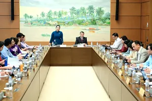 Các đại biểu Quốc hội thảo luận tại tổ, chiều 9-4. Ảnh: ĐỖ TRUNG