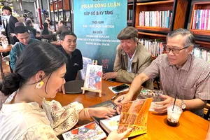 Nhà văn Phạm Công Luận ký tặng độc giả tại Đường sách TPHCM