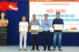 Đà Nẵng: Khen thưởng 3 cá nhân dũng cảm cứu 13 người bị đuối nước