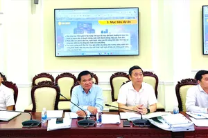 Các đại biểu tham dự phiên khảo sát