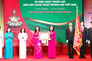 Phó Chủ tịch nước Võ Thị Ánh Xuân đã trao Huân chương Lao động hạng Ba cho Nhà hát Nghệ thuật Đương đại Việt Nam. Ảnh: TRẦN HUẤN