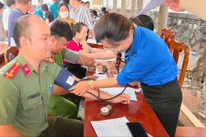 Gần 300 người tham gia hiến máu tại xã Long Sơn