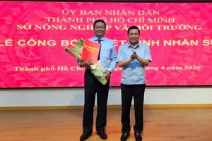 Giám đốc Sở NN-MT Nguyễn Toàn Thắng trao quyết định bổ nhiệm Phó Trưởng phòng Kinh tế đất cho ông Trương Hữu Chức