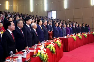 Tổng Bí thư, Chủ tịch nước Tô Lâm và các đồng chí lãnh đạo, nguyên lãnh đạo Đảng, Nhà nước thực hiện nghi thức chào cờ tại lễ kỷ niệm