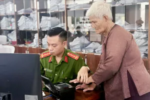 Tháo gỡ giấy tờ cho người yếu thế ở phường Lái Thiêu