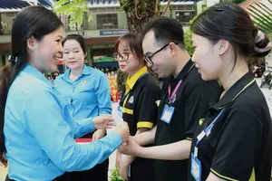 Chủ tịch Công đoàn phường Bàn Cờ Trương Võ Thùy Mỵ trao quà cảm ơn người lao động