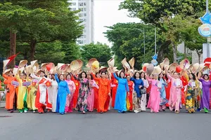 Chương trình diễu hành áo dài mang chủ đề “Dấu ấn Đà Nẵng - Hội tụ sông Hàn” diễn ra vào sáng 25-4