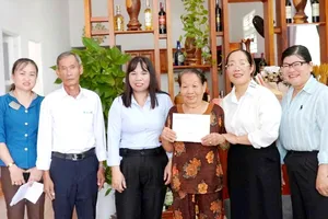 Xã Nghĩa Thành thăm, tặng quà gia đình chính sách, người có công