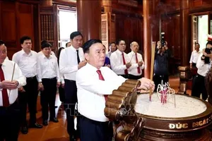 Đồng chí Trần Cẩm Tú, Ủy viên Bộ Chính trị, Thường trực Ban Bí thư dâng hương tưởng niệm Chủ tịch Hồ Chí Minh. Ảnh: TTXVN