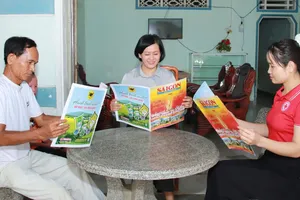 Báo Đặc san 30-4 phát hành đến Sở Tài chính TPHCM. Ảnh: VĂN PHONG