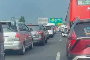 Người dân trở lại TPHCM đông, cửa ngõ miền Tây kẹt xe kéo dài