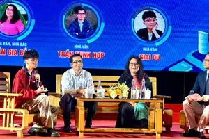 Nhà văn giao lưu, truyền cảm hứng sáng tác cho sinh viên 