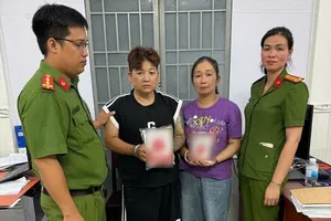 Các đối tượng Dương Thị Yến Oanh và Hồ Tú Phụng bị bắt tạm giam. Ảnh: CATN