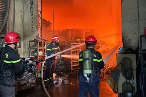 Dập tắt đám cháy tại một công ty trong KCN Đại Đăng